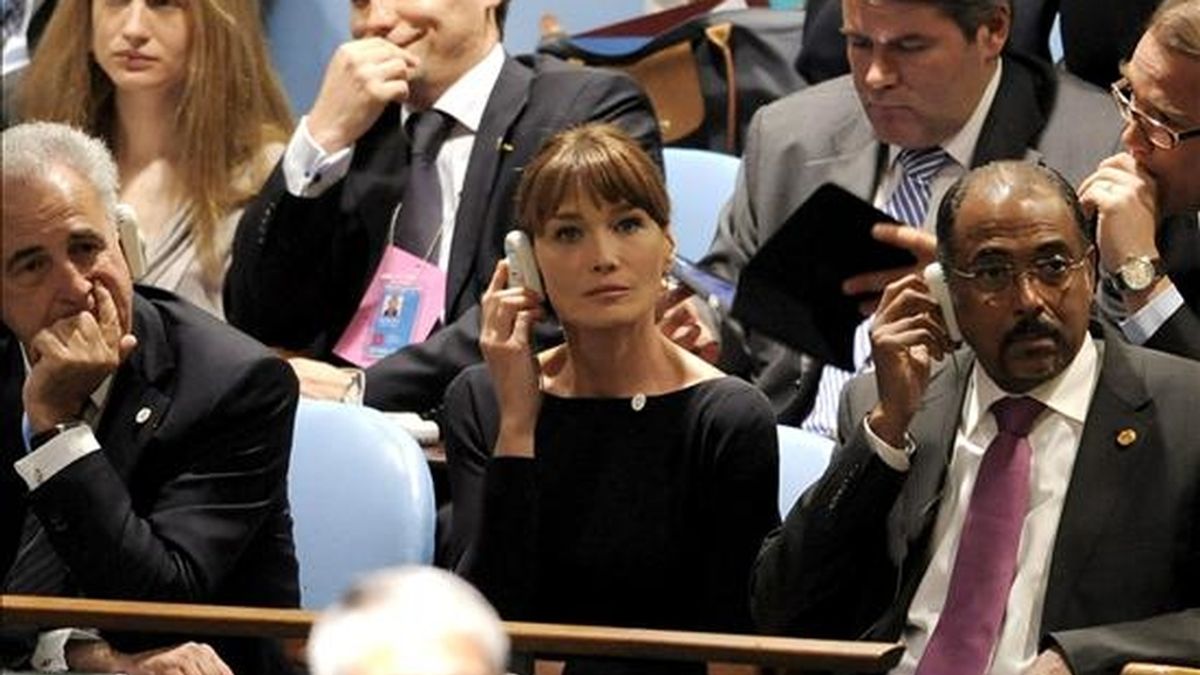 La esposa del presidente francés Nicolás Sarkozy, Carla Bruni-Sarkozy (c), escucha en directo el discurso de su esposo durante la la jornada inaugural de la asamblea de la ONU para los Objetivos del Milenio en la sede de Naciones Unidas en Nueva York (EE.UU.). EFE
