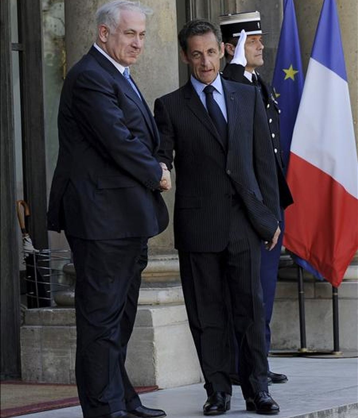 El presidente de Francia, Nicolas Sarkozy, saluda al primer ministro israelí, Benjamin Netanyahu, a su llegada al Palacio del Elíseo. EFE