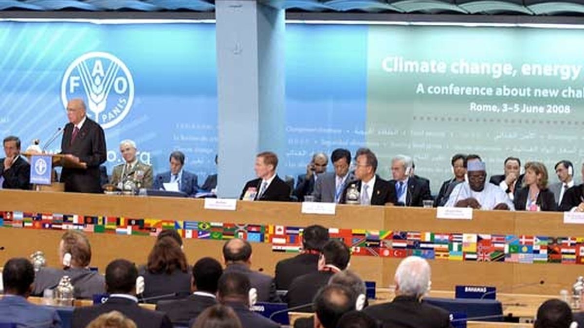 El presdente italiano, Giorgio Napolitano (2-i), durante su discurso en la Cumbre de la FAO: Foto: EFE