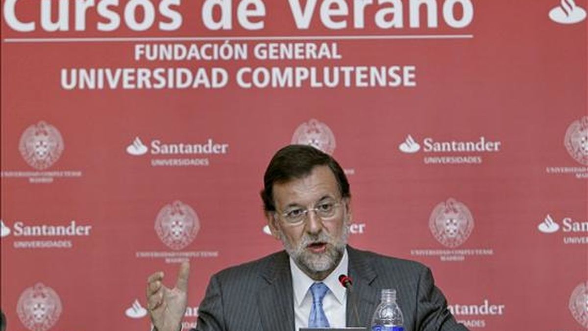 El presidente del PP, Mariano Rajoy, durante la conferencia que ofreció hoy, en San Lorenzo de El Escorial, en la inauguración del curso "Políticas públicas para la libertad y progreso", en el marco de los cursos de verano de la Universidad Complutense. EFE