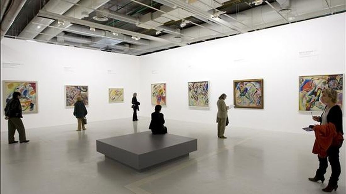 Visitantes observan los distintos cuadros del artista ruso Vassily Kandinsky expuestos en el centro Pompidou de París, Francia. Este centro acoge hasta el 10 de agosto de 2009 una exposición retrospectiva del trabajo de Kandinsky. EFE