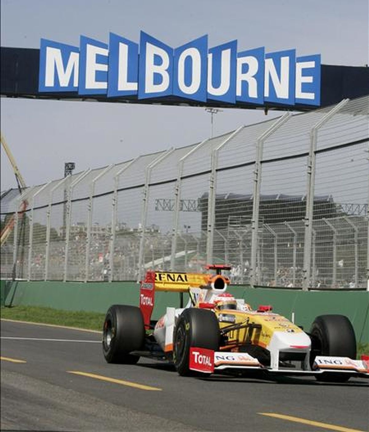 El piloto español de Fórmula Uno Fernando Alonso, de Renault, conduce su monoplaza durante la primera sesión de entrenamientos libres hoy en el circuito Albert Park de Melbourne (Australia). EFE