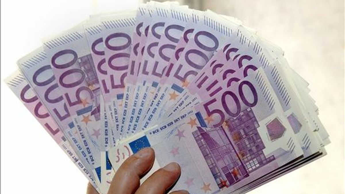 El coordinador general de IU, Cayo Lara, ha propuesto hoy que el Banco Central Europeo cambie el color de los billetes de 500 euros y dé un plazo de tres meses para canjearlos, ya que a través de esta medida "tonta, pero eficaz", ha dicho, afloraría el dinero negro. EFE/Archivo