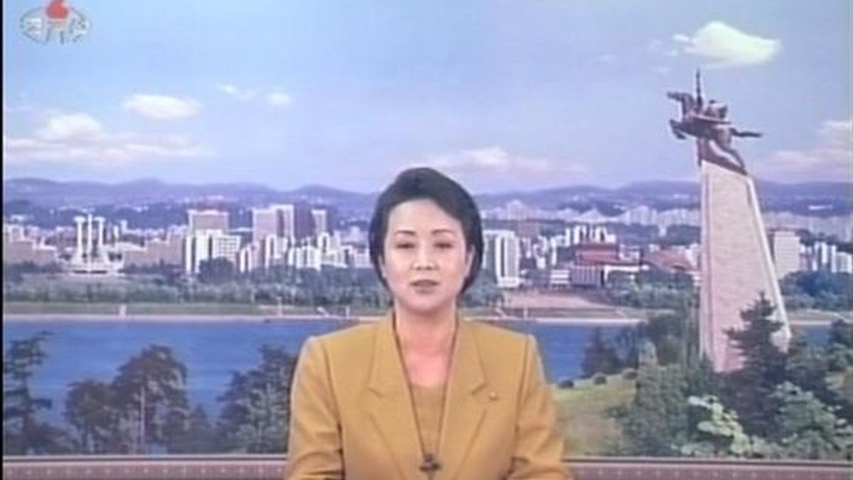 Imagen televisiva obtenida de la Agencia Central de Noticias de Corea del Norte que muestra a la presentadora de una cadena de televisión norcoreana mientras informa que el ministerio del Exterior de su país, rechaza la condena al lanzamiento del cohete por Corea del Norte, que ayer aprobaron por unanimidad los 15 miembros del Consejo de Seguridad de la ONU y que endurece las sanciones contra Pyongyang. EFE/YNA