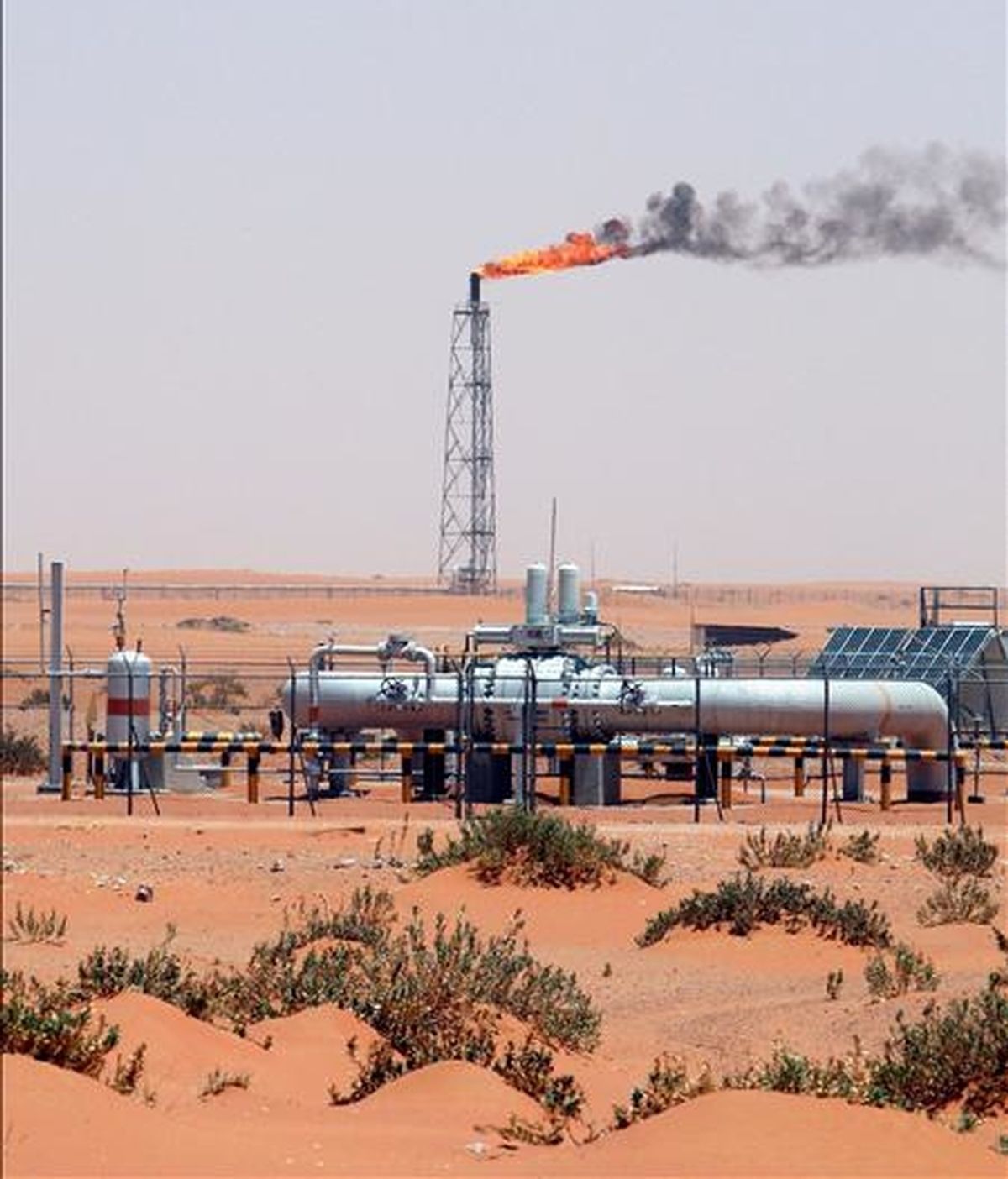 El yacimiento de petróleo Khurais en el desierto, a unos 160 kilómetros de Riyadh (Arabia Saudí). EFE/Archivo