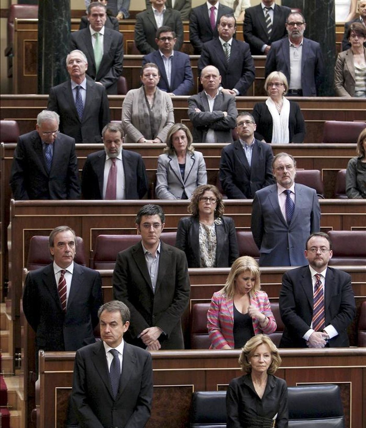 Los diputados, puestos en pie, durante el minuto de silencio que han guardado en solidaridad con los afectados por el terremoto de ayer en Lorca (Murcia) y en un gesto de "pésame" con las ocho personas que perdieron la vida en el seísmo. EFE