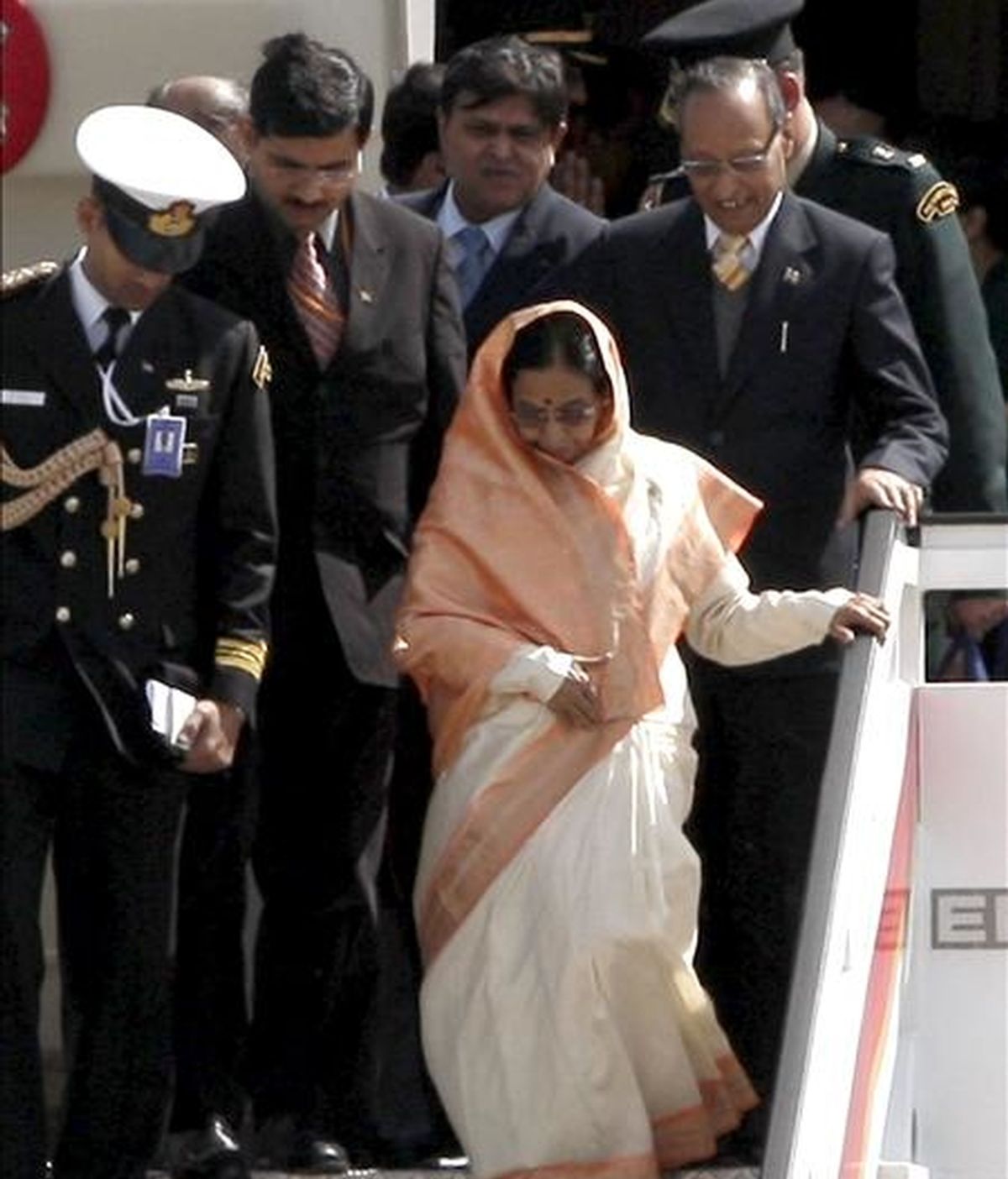 La presidenta de la India, Pratibha Patil (d-primer término), a su llegada al aeropuerto de Madrid-Barajas. EFE
