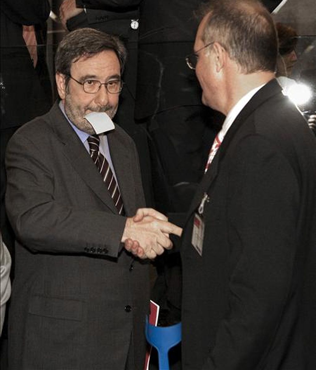 El presidente de Caixa Catalunya, Narcís Serra (i), saluda el pasado 17 de mayo a Joan M. Paga, momentos antes de iniciarse la asamblea de la entidad en la que anunciará que dejará la presidencia de la nueva caja que surgirá fruto de la fusión con Caixa Tarragona y Caixa Manresa. EFE/Archivo El presidente de Caixa Catalunya, Narcís Serra (i), saluda el pasado 17 de mayo a Joan M. Paga, momentos antes de iniciarse la asamblea de la entidad en la que anunciará que dejará la presidencia de la nueva caja que surgirá fruto de la fusión con Caixa Tarragona y Caixa Manresa. EFE/Archivo