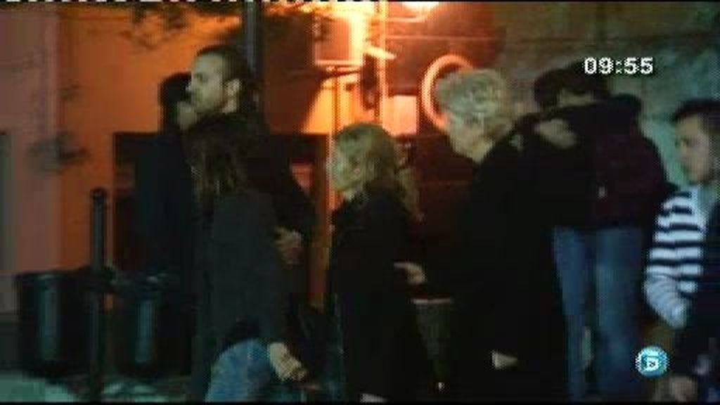 Dolor en el entierro del niño ahorcado por su padre