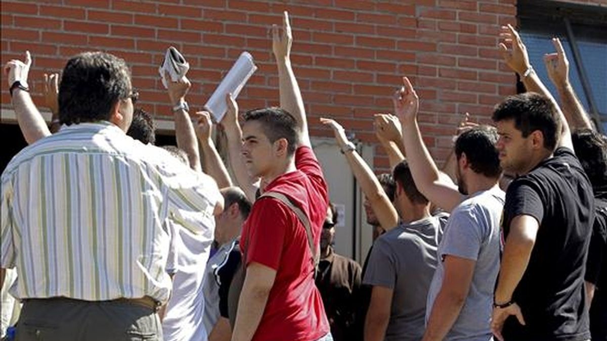 Los trabajadores de Metro de Madrid ratifican en asamblea con su voto el acuerdo alcanzado el sábado pasado entre la dirección y los sindicatos representados en la compañía sobre el recorte de gastos de personal, lo que abre la puerta al final del conflicto. EFE