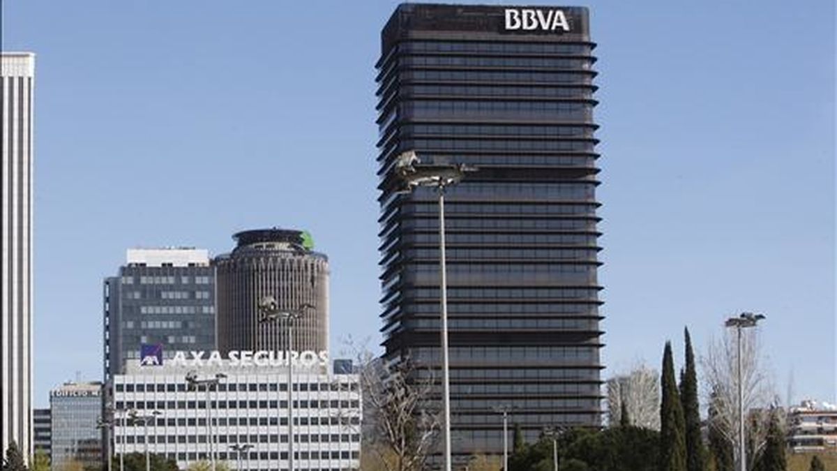 Algunos de los edificios mas representativos de la zona comercial AZCA, como la sede de Axa Seguros, BBVA, Torre Europa y Torre Picasso, junto al madrileño Paseo de la Castellana, EFE