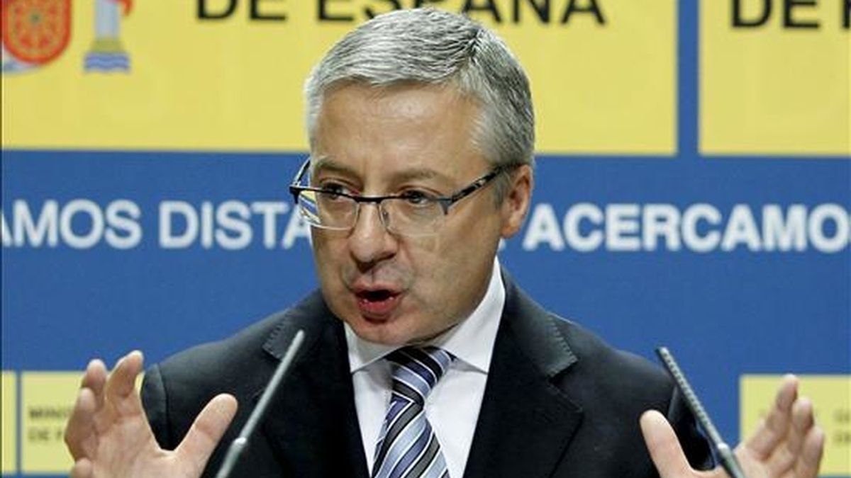 El ministro de Fomento, José Blanco, aseguró hoy que "no hay ninguna decisión tomada" para imponer un peaje a los camiones pesados. EFE/Archivo
