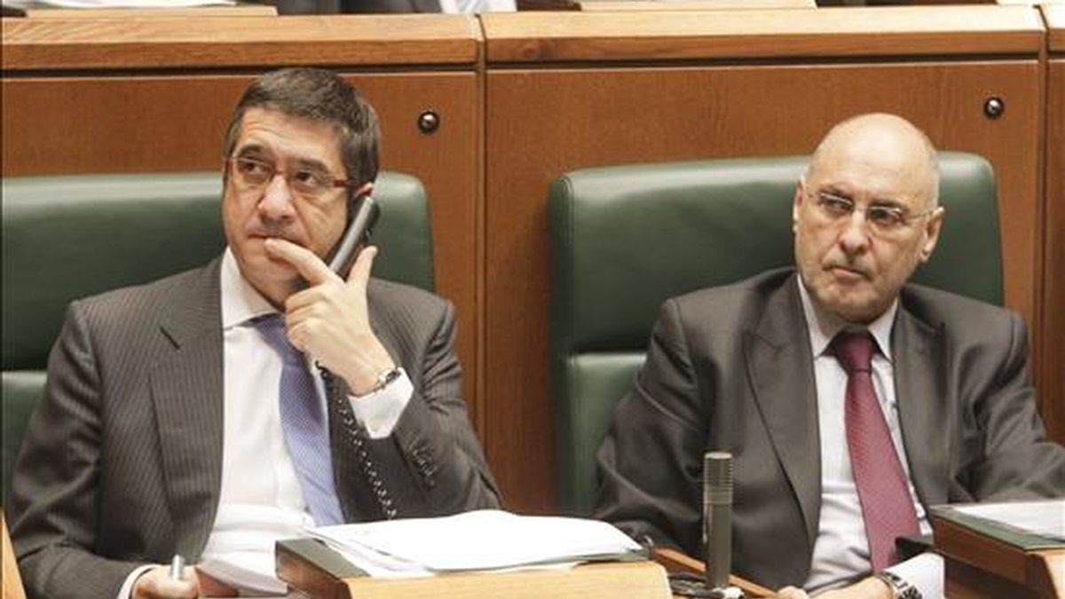 El lehendakari, Patxi López (i), y el consejero de Interior, Rodolfo Ares, durante el pleno de control que hoy celebra el Parlamento autónomo. EFE