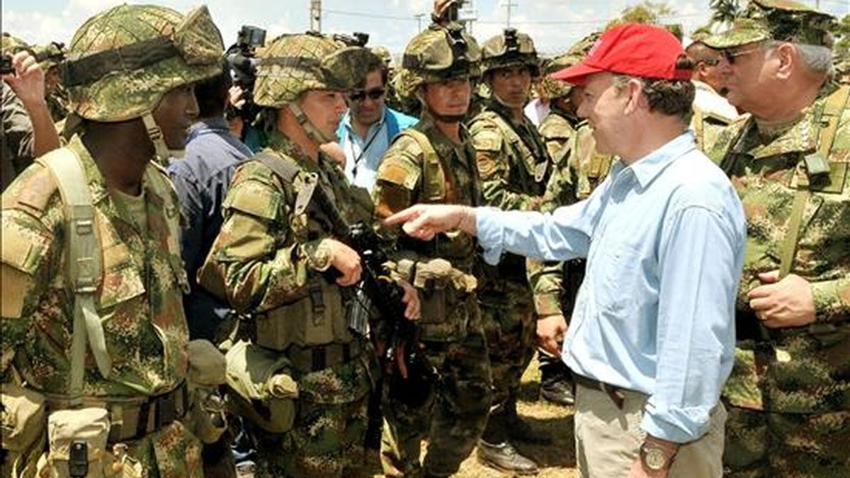 Imagen cedida por Presidencia de la República, del mandatario de Colombia, Juan Manuel Santos (2d), habla con miembros del Ejército de Colombia, durante una visita a La Macarena (Colombia). EFE Imagen cedida por Presidencia de la República, del mandatario de Colombia, Juan Manuel Santos (2d), habla con miembros del Ejército de Colombia, durante una visita a La Macarena (Colombia). EFE