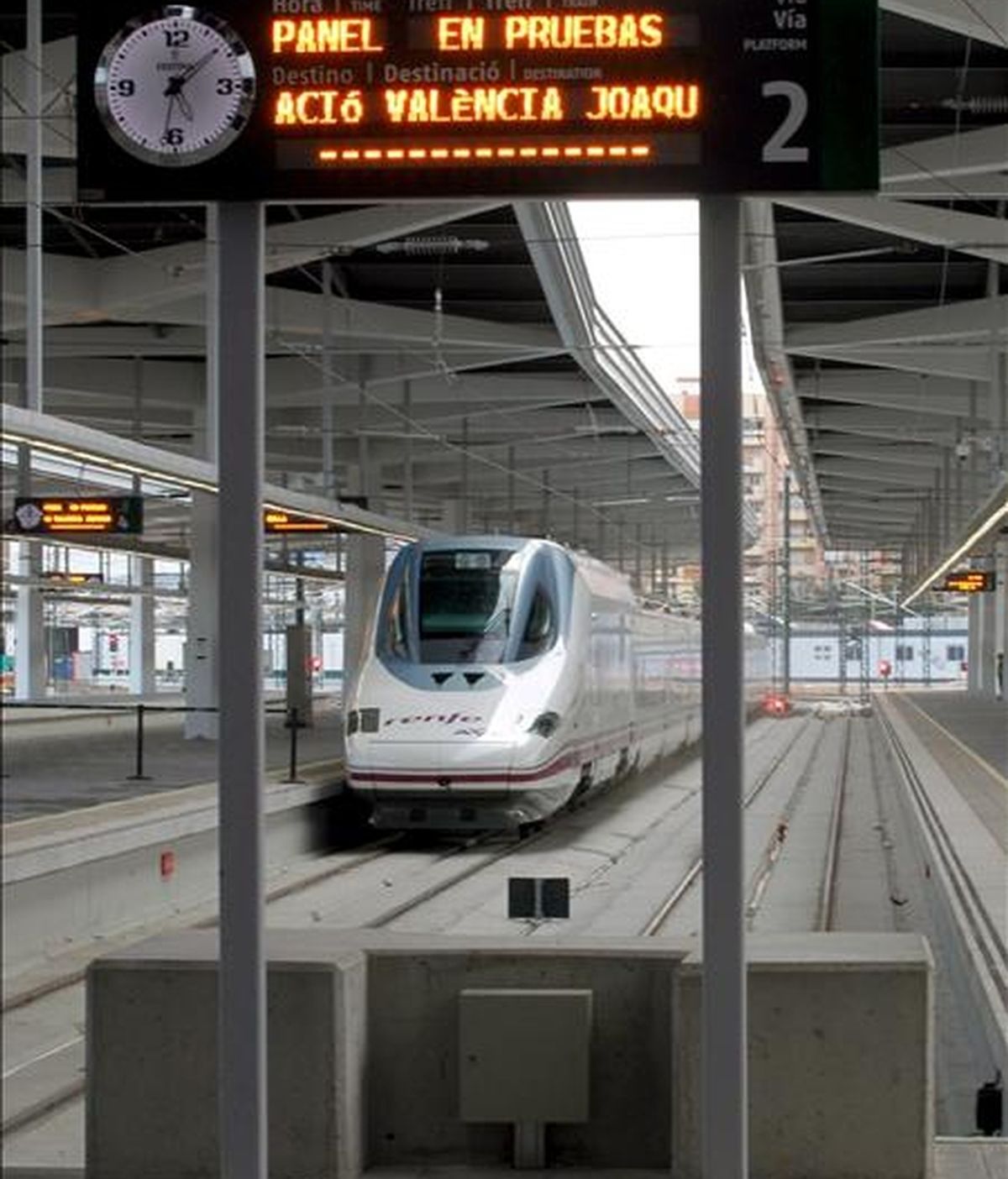 El AVE Madrid-Valencia hace su entrada en la estación de Valencia durante su primer viaje en pruebas, el pasado 13 de octubre. EFE/Archivo