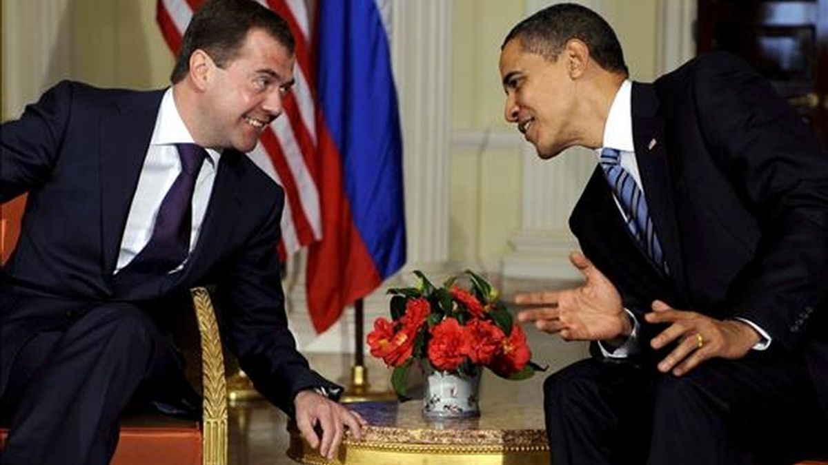 El presidente estadounidense, Barack Obama (d), conversa con su homólgo ruso, Dimitri Medvédev, durante su reunión en la Winfield House de Londres (Reino Unido), el pasado 1 de abril. EFE/Archivo