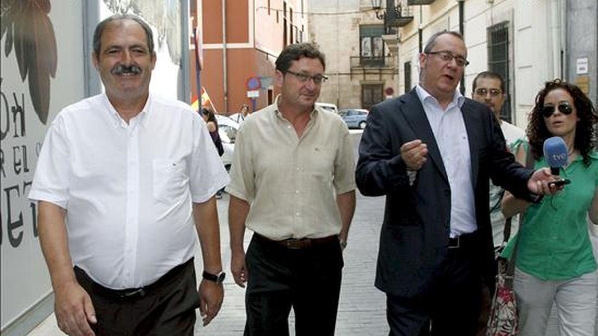 De izquierda a derecha, los concejales de Orihuela (Alicante) José Antonio Rodríguez Murcia, Ginés Sánchez y Antonio Abadía, a su salida hoy de los juzgados de la localidad tras prestar declaración ante el juez. EFE