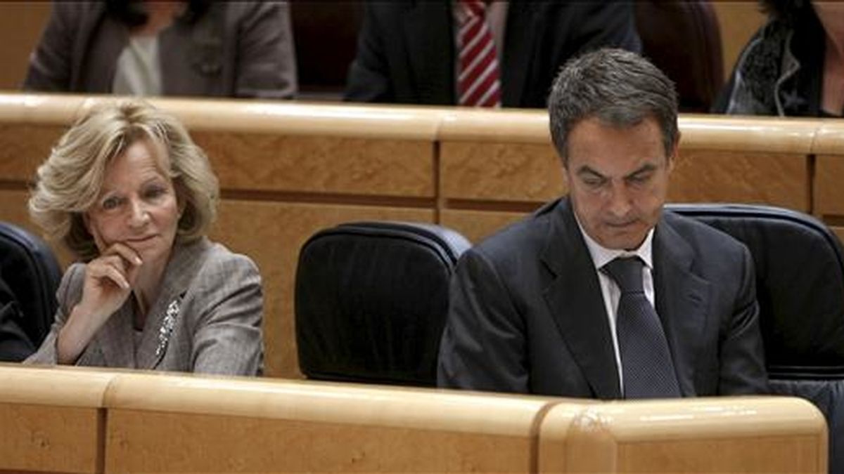 En la imagen, el presidente del Gobierno, José Luis Rodríguez Zapatero (d), y la vicepresidenta segunda y ministra de Economía y Hacienda, Elena Salgado, durante la sesión de control al Gobierno, en el Senado. EFE/Archivo