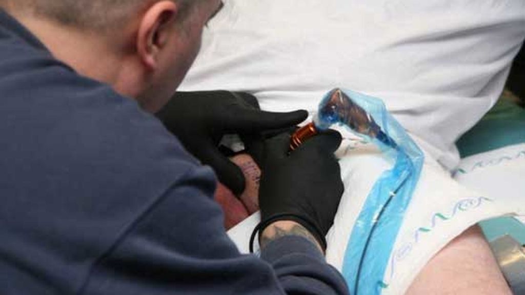 Se tatúa la palabra 'Mini' en el pene para ganar uno de los coches de la marca