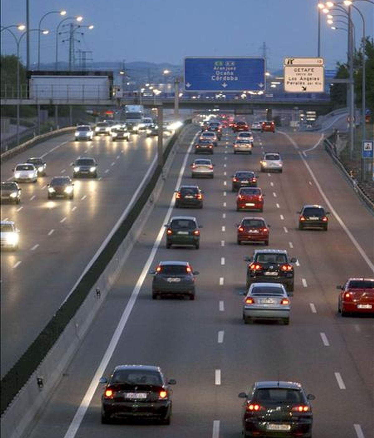 Estado de la circulación en la salida de Madrid por la autovía A-4, carretera de Andalucía, dentro del inicio de la operación especial puesta en marcha por la Dirección General de Tráfico (DGT) con motivo de las vacaciones de Semana Santa. EFE
