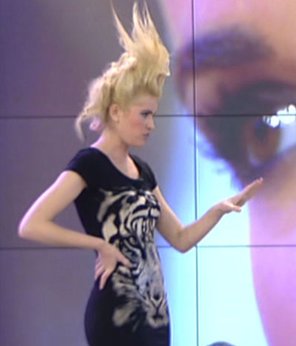 Adriana y su estrambótico peinado