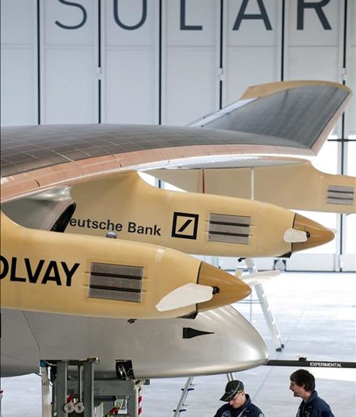 En la imagen, el avión "Solar Impulse", propulsado exclusivamene por energía solar, es fotografiado en el hangar de la base aérea militar de Payerne en Suiza. EFE/Archivo