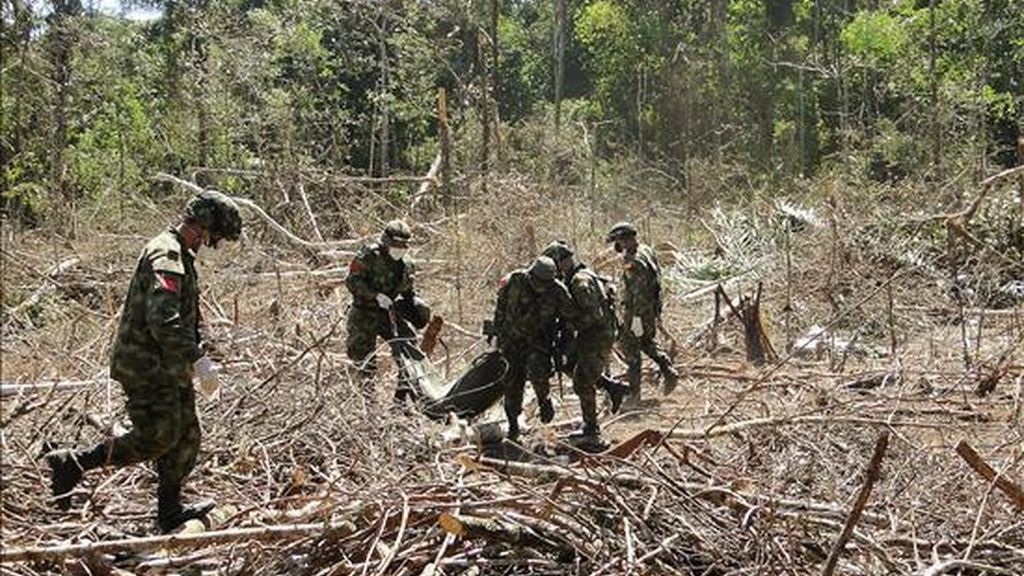 Soldados del Ejército colombiano, recogen cadáveres de guerrilleros de las FARC en Puerto Toledo (Colombia). EFE Soldados del Ejército colombiano, recogen cadáveres de guerrilleros de las FARC en Puerto Toledo (Colombia). EFE