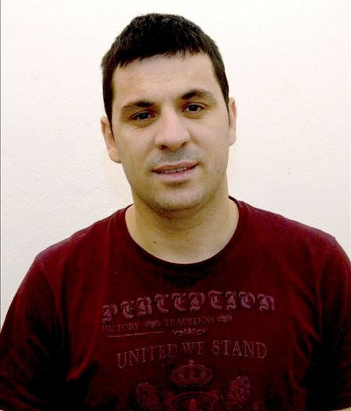 El ciudadano albanés Astrit Bushi, supuesto líder de la banda que asaltó la vivienda del artista y empresario teatral José Luis Moreno en 2007, tras ser detenido en el domicilio de su mujer, en la localidad albanesa de Lac. EFE/Archivo