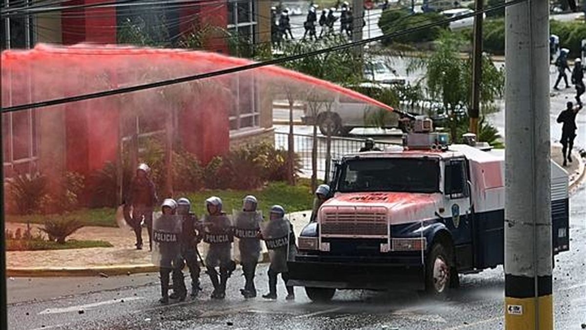 Imagen de las fuerzas policiales que, con el apoyo de gases lacrimógenos, vehículos blindados y dos helicópteros, desalojan a varios piquetes de simpatizantes del depuesto presidente Manuel Zelaya. EFE