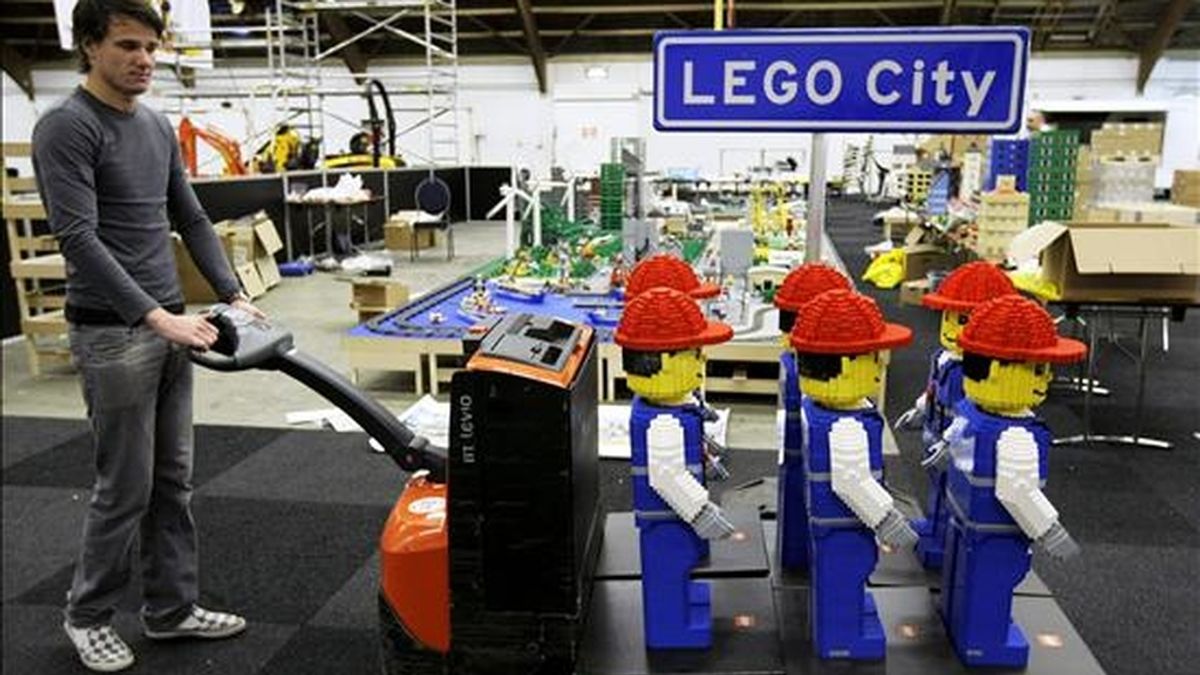 Un operario empuja un carrito de figuras de obreros hechas con bloques de plástico interconectables en la exposición "Lego World" en Zwolle (Holanda). EFE/Archivo