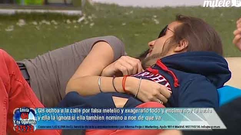 Bajo el sol y arropados con la misma manta