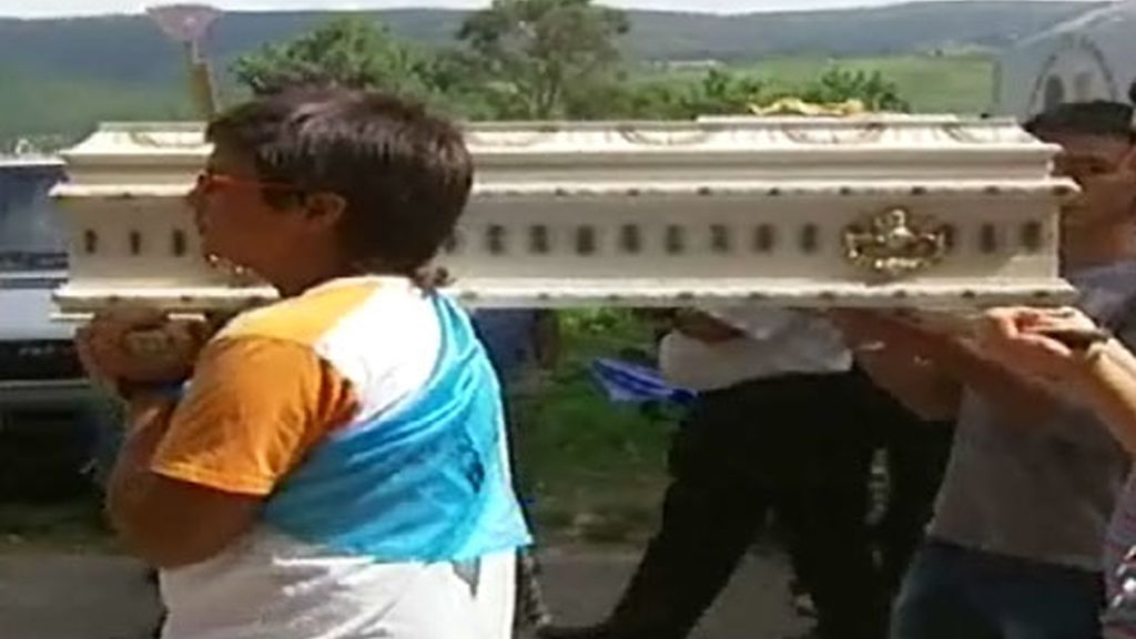 Procesión dentro de un ataúd