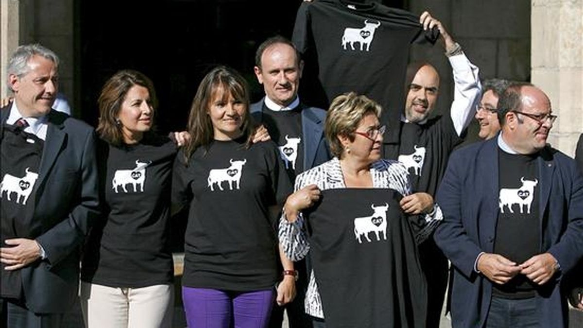 Diputados del PP vestidos con camisetas pro taurinas se muestran a favor de la no supresión de las corridas. EFE/Archivo