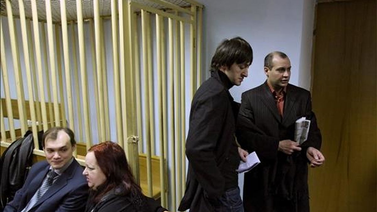 Ibragim Makhmudov (c) y Sergei Khadzhikurbanov, imputados en el asesinato de la periodista rusa Anna Politkovskaya, en el Tribunal Militar de la Región de Moscú que el pasado mes de febrero dicto una sentencia absolutoria a su favor. EFE/Archivo