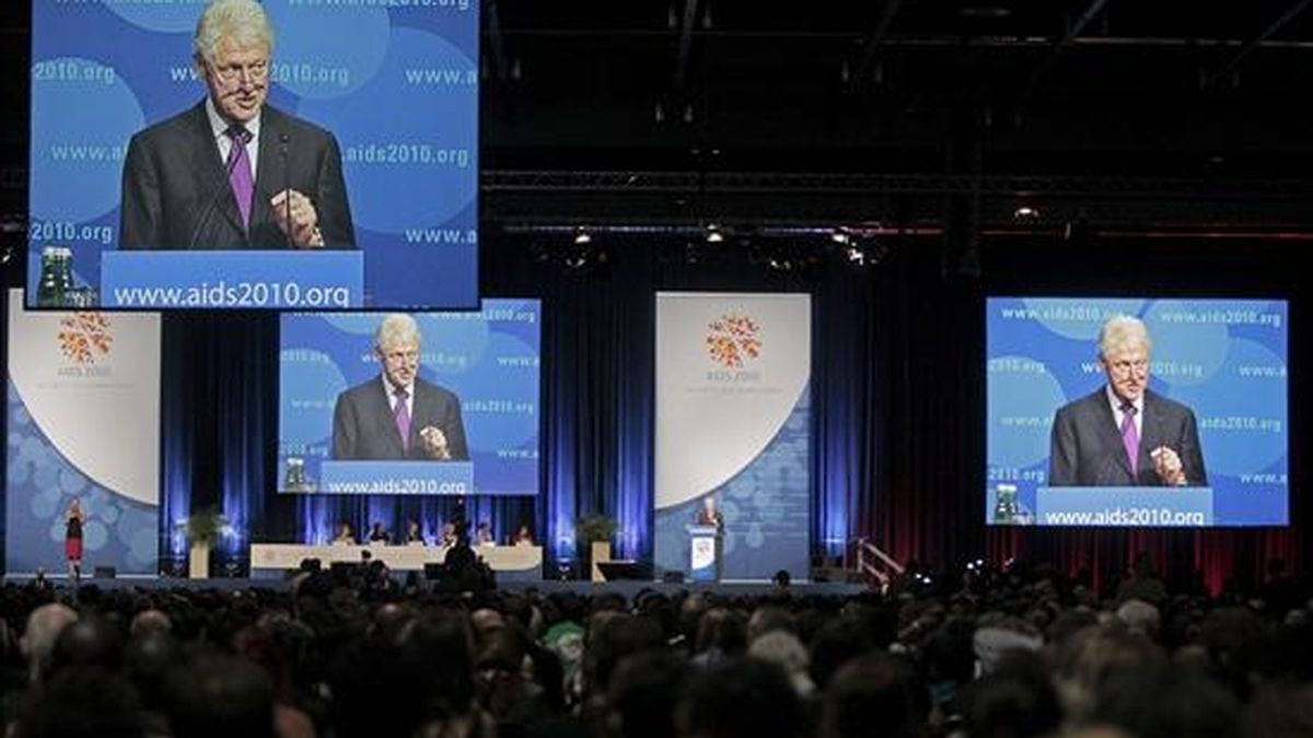Varias pantallas gigantes transmitiendo el discurso del ex presidente estadounidense Bill Clinton durante su participación en la Conferencia Internacional SIDA en Viena este lunes. EFE