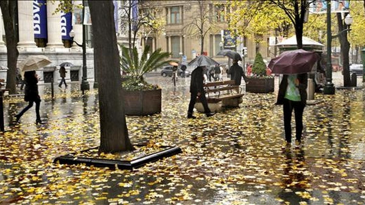 Pasantes hoy en la Gran Vía de Bilbao. EFE