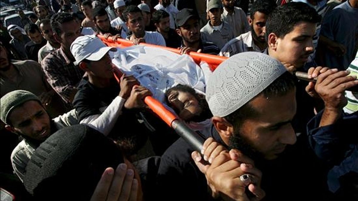 El funeral de uno de los cinco milicianos palestinos que murieron hoy en enfrentamientos con soldados israelíes. EFE