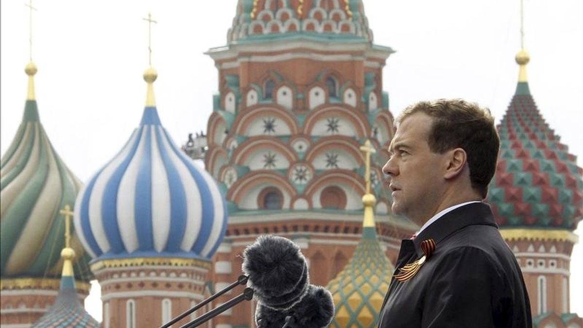 El presidente ruso Dmitri Medvédev pronuncia un dicurso durante la celebración del Día de la Victoria con motivo del 66º aniversario de la victoria sobre la Alemania nazi, en la Plaza Roja de Moscú, Rusia. EFE