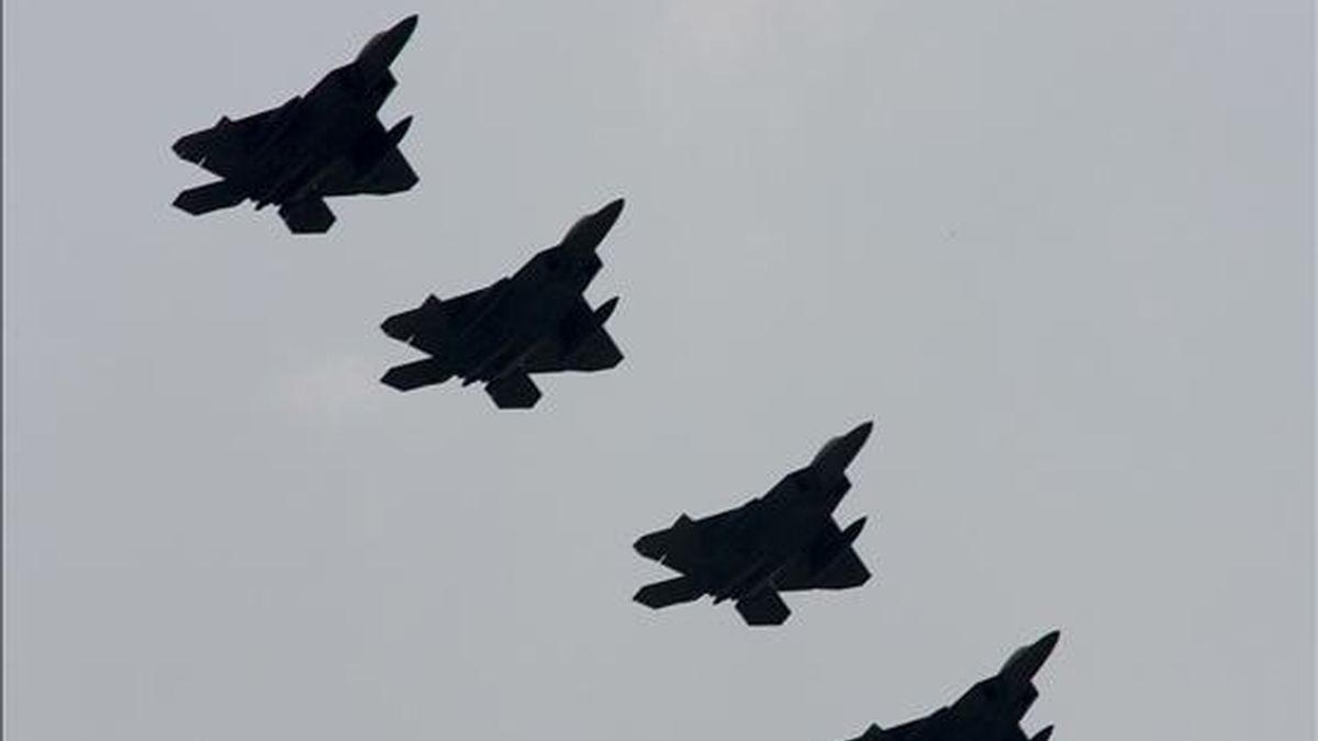 Aviones de combate Air Force F-22A Raptor sobrevuelan la base aérea de Kadena, hoy en Okinawa, Japón. EFE