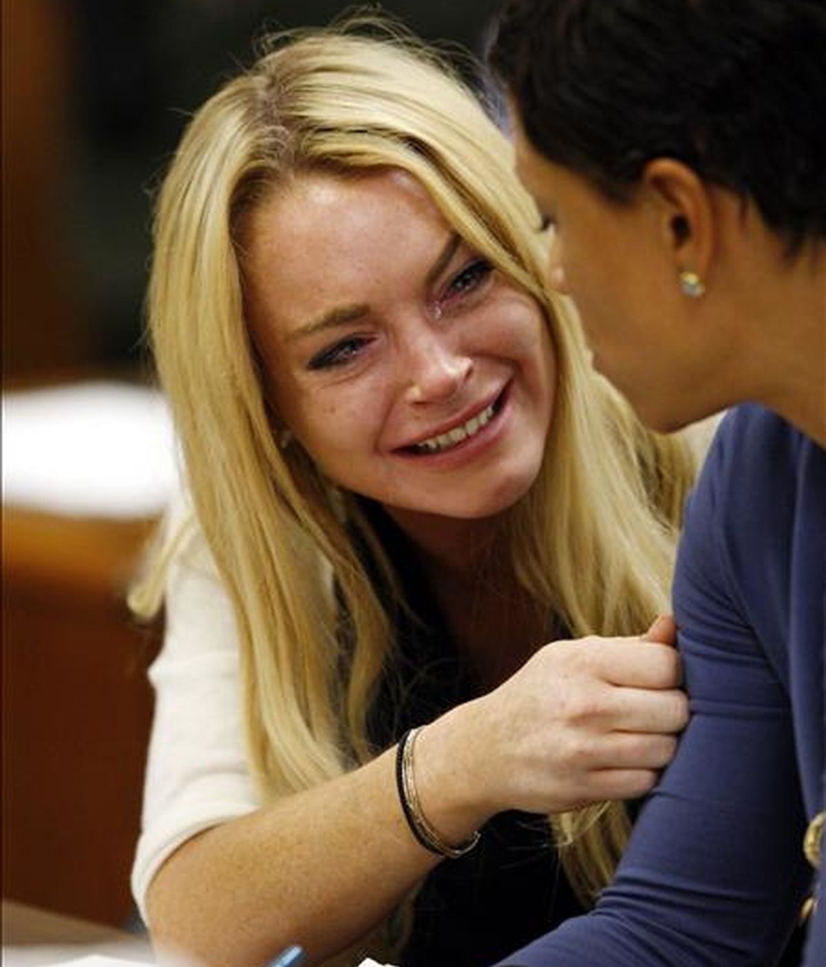 La actriz estadounidense Lindsay Lohan llora tras escuchar su sentencia a 90 días en un juzgado en Beverly Hills, California (EE.UU.). EFE
