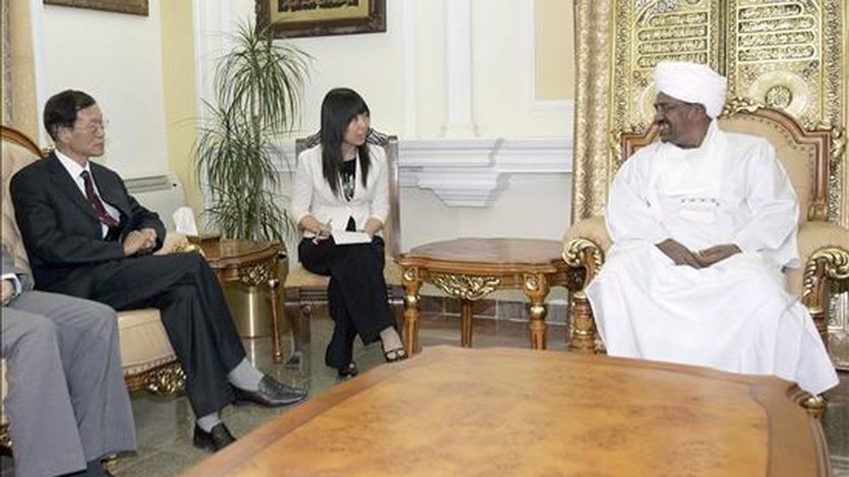 Fotografía facilitada el 2 de junio,  del enviado especial del Gobierno chino para Darfur, Liu Guijin (i), durante una reunión con el presidente de Sudán, Omar Hassan el Bashir (d), en Jartún, Sudán. EFE/Archivo