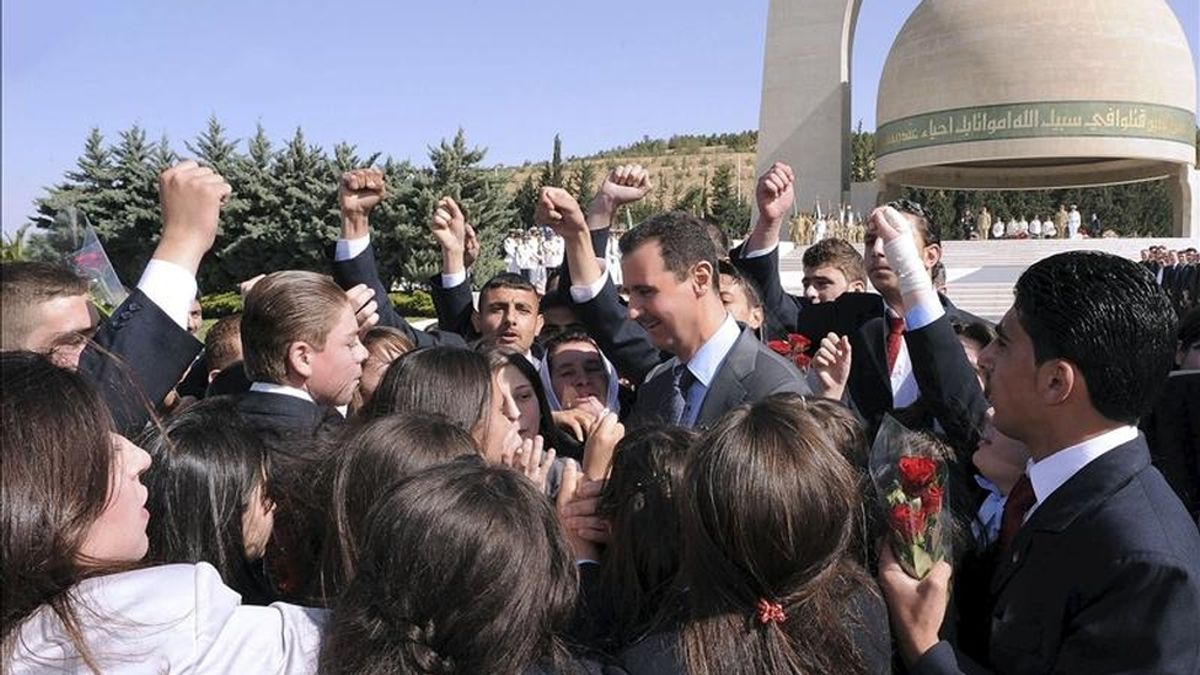 El presidente sirio, Bachar al Asad (c), rodeado de hijos de mártires sirios durante su visita al Monumento al Soldado Desconocido con motivo de la celebración del Día de los Mártires en Damasco (Siria), el pasado 6 de mayo. EFE/Archivo
