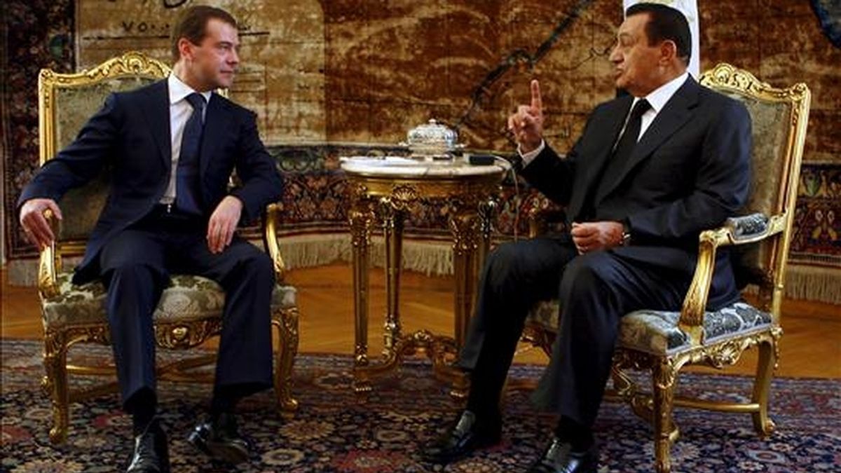 El presidente de Rusia, Dimitri Medvédev (izq.), conversa con su homólogo egipcio en El Cairo. EFE