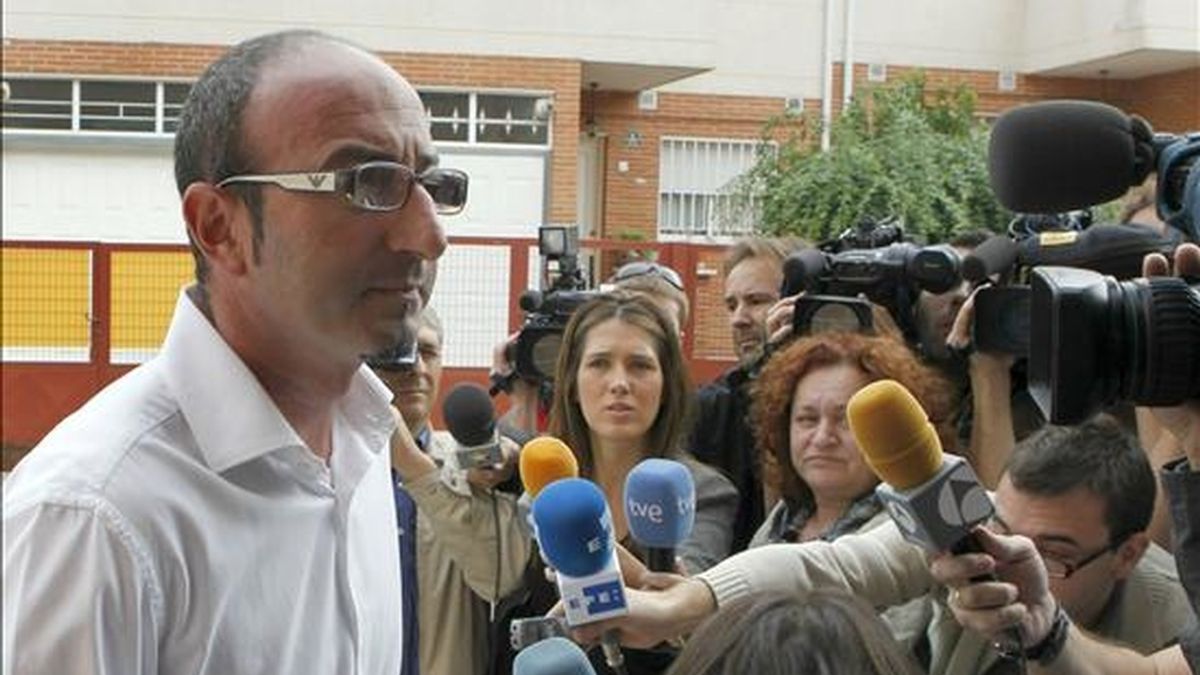 El codirector de la residencia geriátrica "Virgen del Consuelo", de Ciempozuelos (Madrid), Luis Miguel Aranda, que dejó olvidados a dos ancianos en una furgoneta tras un traslado, lo que ocasionó su muerte, llega al Juzgado de primera instancia de Valdemoro para prestar declaración. EFE El codirector de la residencia geriátrica "Virgen del Consuelo", de Ciempozuelos (Madrid), Luis Miguel Aranda, que dejó olvidados a dos ancianos en una furgoneta tras un traslado, lo que ocasionó su muerte, llega al Juzgado de primera instancia de Valdemoro para prestar declaración. EFE