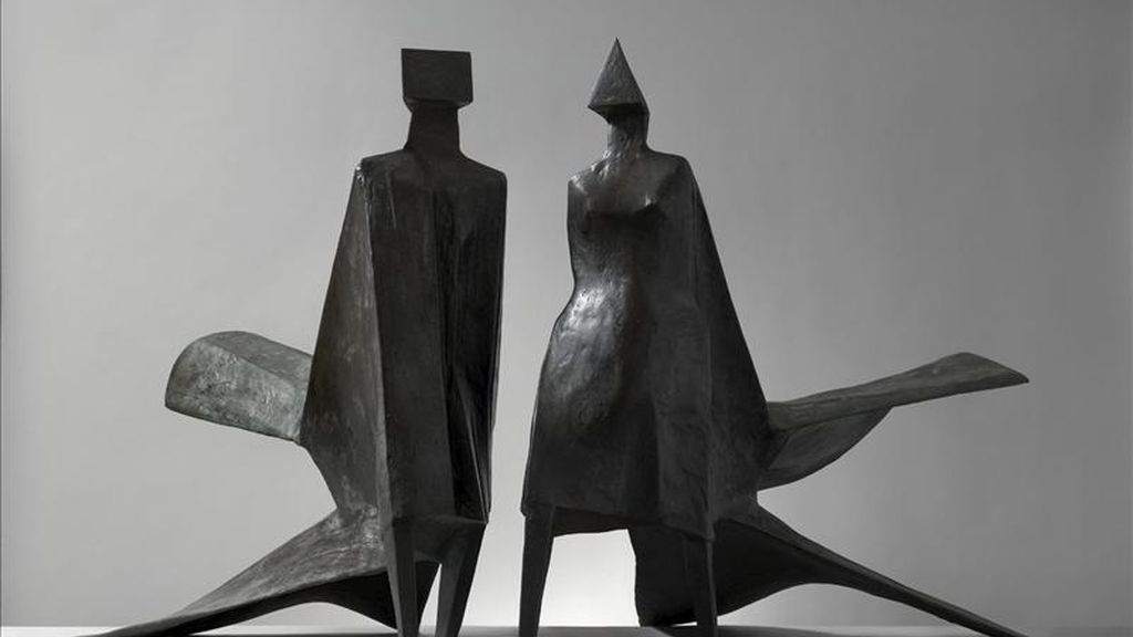 Fotografía facilitada por la galeria Osborne Samuel, de Londres, de un escultura de Lynn Chadwick, una de las figuras más importantes de la escultura británica del siglo XX, que forma parte de una exposición retrospectiva que incluye tanto sus poderosas esculturas en bronce como sus delicados dibujos, que le dedica la galeria Osborne Samuel, de Londres, hasta el 5 de marzo. EFE Fotografía facilitada por la galeria Osborne Samuel, de Londres, de un escultura de Lynn Chadwick, una de las figuras más importantes de la escultura británica del siglo XX, que forma parte de una exposición retrospectiva que incluye tanto sus poderosas esculturas en bronce como sus delicados dibujos, que le dedica la galeria Osborne Samuel, de Londres, hasta el 5 de marzo. EFE