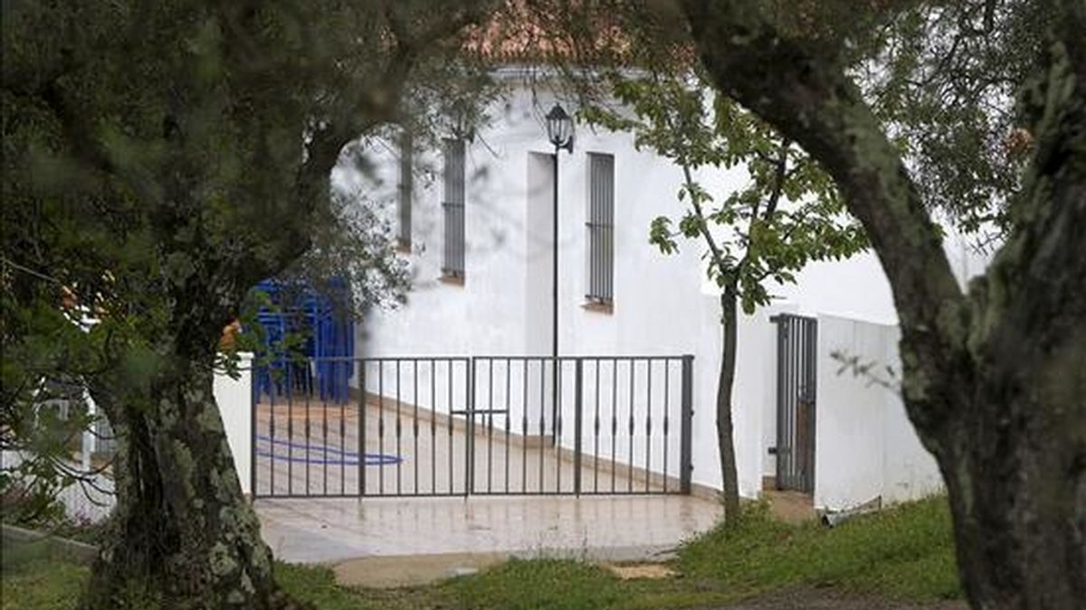 El cadáver calcinado de un varón, que responde a las iniciales J.D.R., fue hallado en la noche de ayer en la finca Camino del Rebollar (en la imagen), ubicada en el término municipal de Aracena (Huelva). EFE