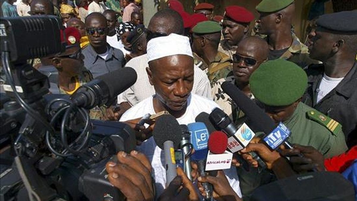 El candidato presidencial Alpha Conde (c) atiende a los medios tras votar durante la segunda vuelta de los primeros comicios democráticos desde la independencia del país en 1958, en un colegio del palacio Sekoutoureya, en Conakry. EFE/Archivo El candidato presidencial Alpha Conde (c) atiende a los medios tras votar durante la segunda vuelta de los primeros comicios democráticos desde la independencia del país en 1958, en un colegio del palacio Sekoutoureya, en Conakry. EFE/Archivo