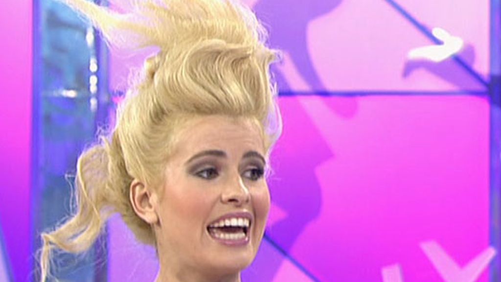 Adriana y su estrambótico peinado