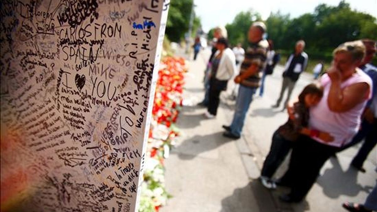 Mensajes de condolencias en el túnel donde ocurrió la targedia del "Loveparade", en Duisburgo (Alemania). EFE