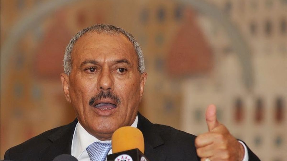 El presidente yemení, Ali Abdalá Saleh, responde durante la rueda de prensa celebrada hoy, lunes, 21 de febrero de 2011, en Saná (Yemen). El presidente Saleh afirmó que un cambio de régimen en el país "es inaceptable" y dijo que quienes están protagonizando las protestas políticas contra su Gobierno "son una minoría". EFE El presidente yemení, Ali Abdalá Saleh, responde durante la rueda de prensa celebrada hoy, lunes, 21 de febrero de 2011, en Saná (Yemen). El presidente Saleh afirmó que un cambio de régimen en el país "es inaceptable" y dijo que quienes están protagonizando las protestas políticas contra su Gobierno "son una minoría". EFE